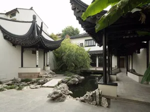 傳統建築庭院，搭配石材元素與金屬屋頂。