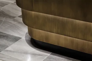 極簡金屬材質家具的特寫視角。