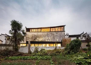 A modern house featuring concrete flooring and glass windows