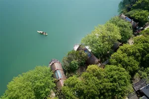 俯瞰現代湖畔住宅，展現現代建築設計與環保建材。