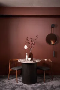 簡約餐廳內設有水磨石桌面與木質餐椅，呈現俐落現代的設計風格。