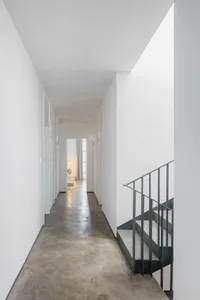現代室內設計，展現混凝土牆面與極簡家具。