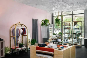 零售店面展示櫃，懸掛植物與服裝展示架。