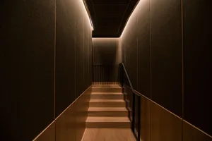 現代工業風樓梯搭配溫暖燈光與木質階梯。
