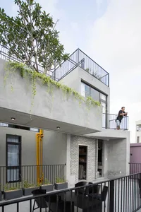 Modern urban residence featuring concrete materials and minimalist design