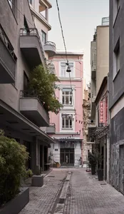 一條狹窄的都市街道，兩側為現代建築，展現混凝土、玻璃與金屬元素。