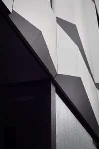 現代金屬牆面包覆圖案，呈現幾何形狀