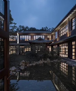 傳統度假村大廳，木窗與石造水池在黃昏時分。