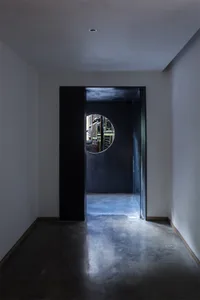 Inner corridor with industrial design featuring a concrete floor and wall.