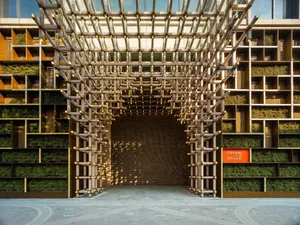 Modern green entrance designed with a steel grid and integrated planters.