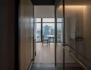 現代辦公空間，融入玻璃與木質元素，並可眺望城市景觀。