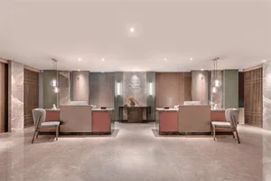 現代酒店大廳，採用大理石與混凝土材質。