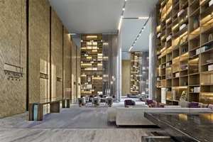 現代飯店大廳，展現金屬家具與高品質照明。