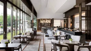現代飯店大廳，搭配工業燈光與當代設計元素。