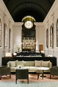 Modern hotel lounge featuring concrete, marble, and leather materials.