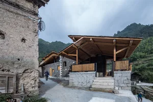 傳統村落建築，採用石材與泥土搭配木質屋頂