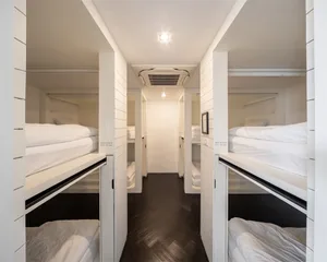 現代白色臥室搭配白色床具與極簡設計