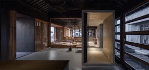 現代工業風咖啡廳，採用混凝土、木料與玻璃材質