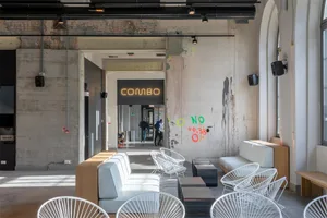 極簡餐廳大廳擁有裸露混凝土牆面與現代家具，呈現工業設計美學