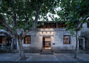 傳統建築擁有風化石材外觀與大型窗戶。