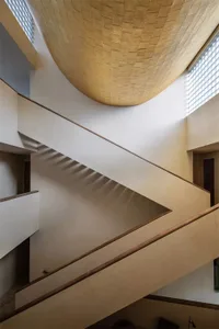 現代工業風樓梯，混凝土階梯搭配木質扶手。