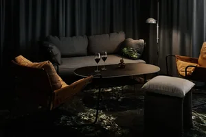 現代休息區，配有布面沙發、玻璃桌與金屬椅。
