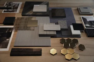 一系列金屬質感材料展示在木質表面上，作為設計靈感。