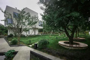 A minimalist residential building featuring modern architectural design, concrete and glass materials.