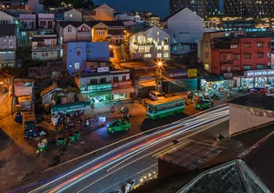 繁忙的都市夜景，混合材質與城市街道上繽紛的燈光。