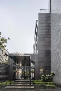現代飯店入口，展現玻璃、金屬與石材