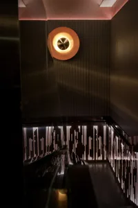 現代室內空間擁有金屬牆面與燈光，呈現俐落簡約的設計風格。
