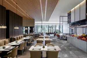 現代餐廳室內設計，搭配大理石檯面、木質牆板與皮革座椅。