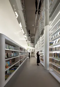 現代圖書館室內的白色金屬書架
