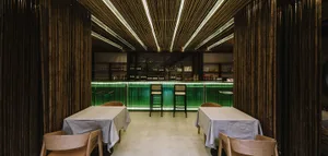 以竹子為主題的餐廳酒吧室內，搭配現代燈光與座位區。