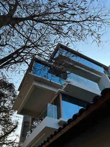 現代玻璃屋擁有大面窗戶與簡約外觀設計。