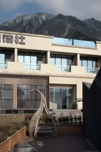 現代建築設計，飯店外觀設有混凝土遮蓋。
