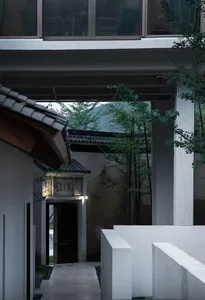 現代住宅採用極簡設計，搭配清水模室內與開放空間。
