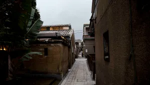 由混凝土建構的都市小巷，兩側為建築物所圍繞的狹窄通道。