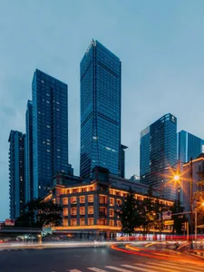黃昏時分的高樓辦公大樓玻璃外牆