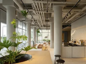 現代工業風咖啡廳室內，採用混凝土材質與極簡設計。