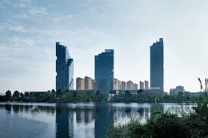 現代城市天際線，玻璃與鋼鐵摩天大樓倒映在平靜水面上。