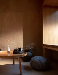 簡約室內設計，木桌上擺放花瓶與黑色茶壺。
