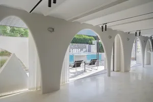 現代室內玻璃窗，極簡設計，流暢的當代美學。