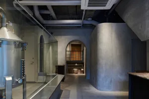 An industrial-style restaurant featuring concrete and metal materials.