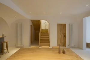 一張展示現代住宅玄關的室內設計圖，帶有木質元素。
