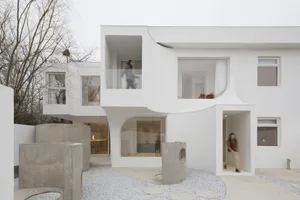 Modern residential architecture featuring a courtyard with concrete and glass elements