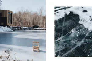 一座木造建築高懸於結冰的湖面上，周圍被雪景與樹木環繞，透明處可見冰紋。