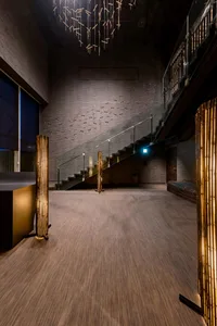 以現代建築元素打造的室內設計，運用木質與玻璃材質。