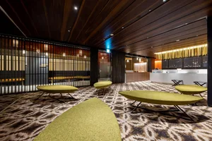 現代酒店大廳，鋪設質感地毯並搭配木質牆板。