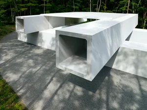 一座極簡混凝土建築，採用開放式設計。
